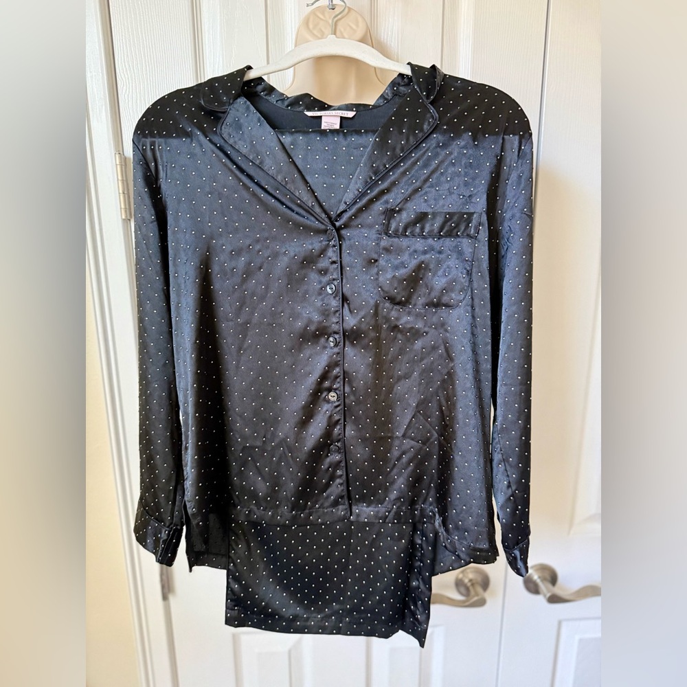 🆕 Limited edition -Victoria's Secret Black Satin Pajama Top with Silver Dots 🖤🩶